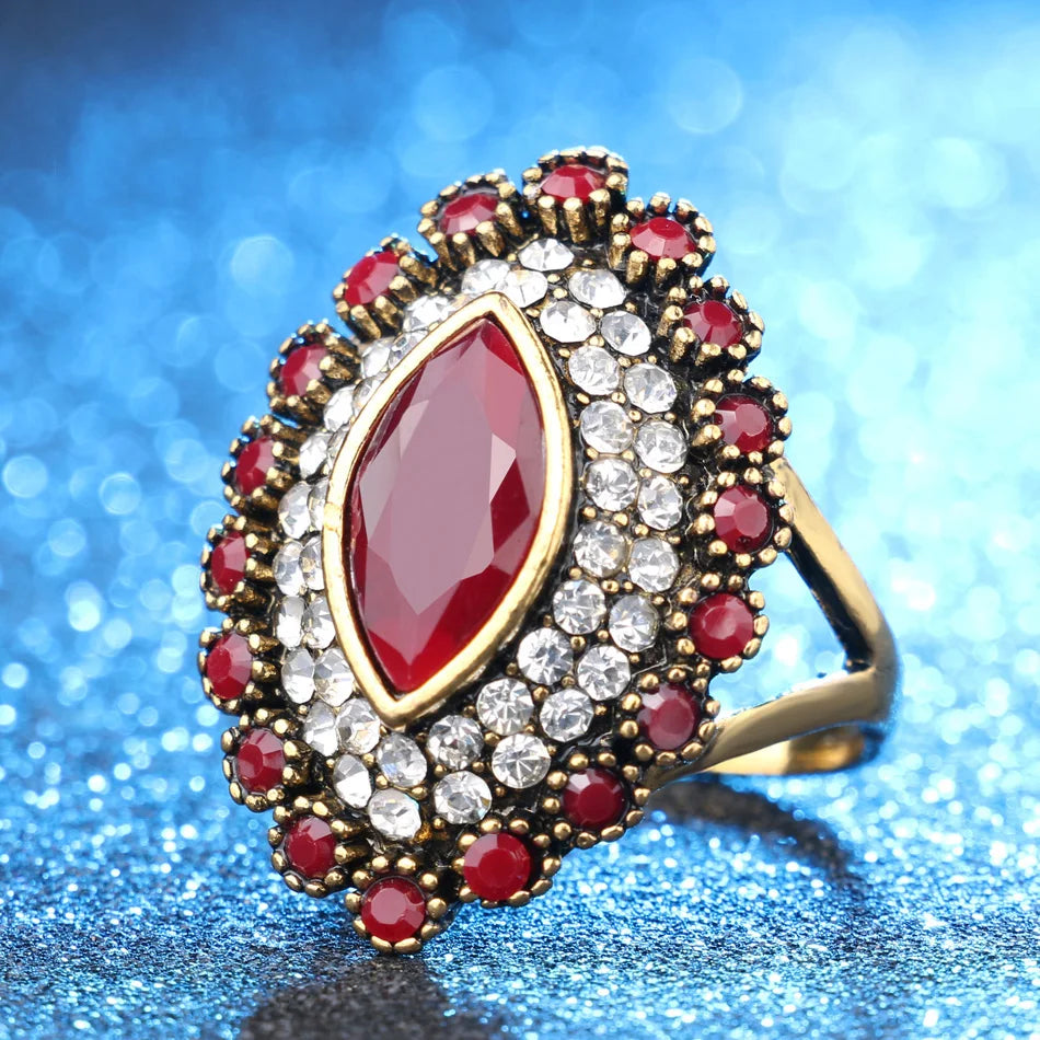 New Fashion Stone Ring Vintage Jewelry Antique Gold Covered With White Crystals