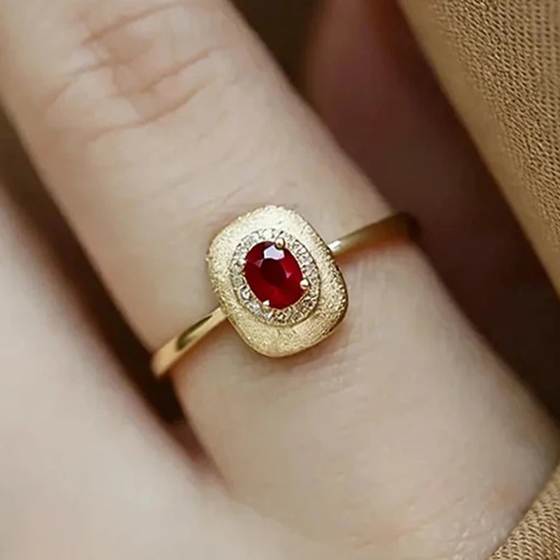 Chic Gold Engagement Ring – Delicate, Modern & Romantic Sparkle