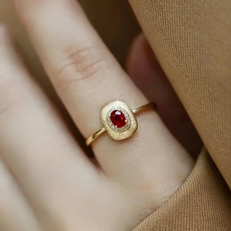 Chic Gold Engagement Ring – Delicate, Modern & Romantic Sparkle