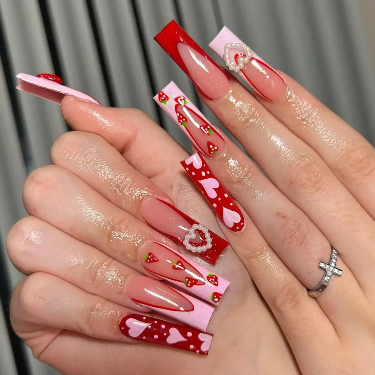 Romantic Valentine's Day Red Love Heart Charm Red Lips Almond Fake Nails