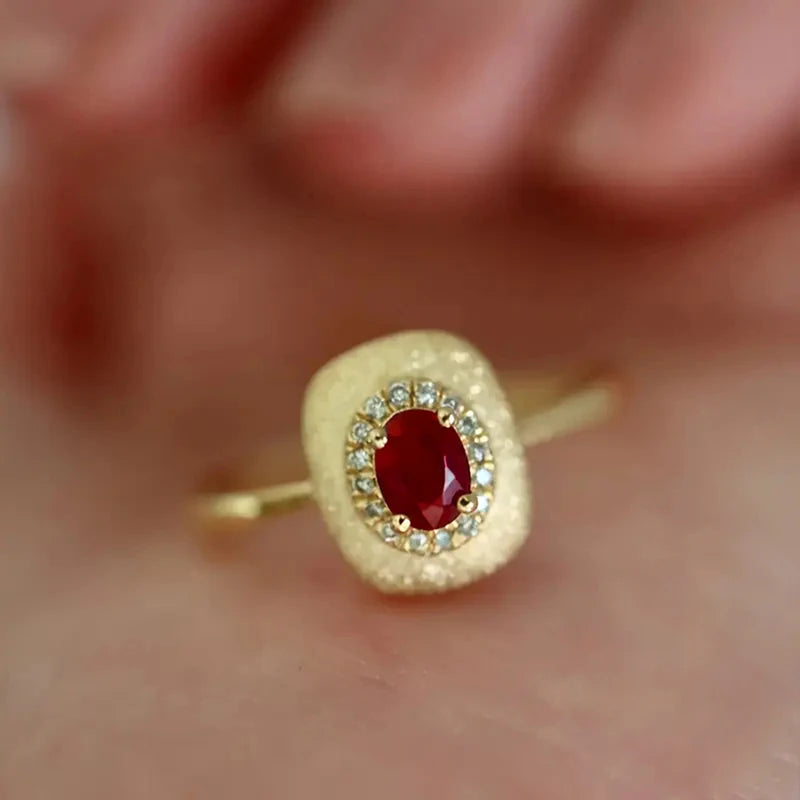Chic Gold Engagement Ring – Delicate, Modern & Romantic Sparkle