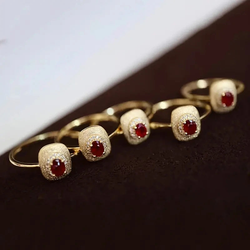 Chic Gold Engagement Ring – Delicate, Modern & Romantic Sparkle