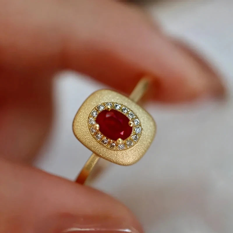 Chic Gold Engagement Ring – Delicate, Modern & Romantic Sparkle