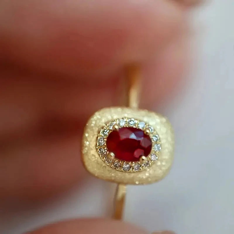 Chic Gold Engagement Ring – Delicate, Modern & Romantic Sparkle